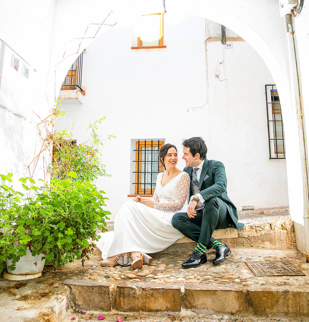 Invitados y novios disfrutando de la fiesta y banquete de bodas en salón